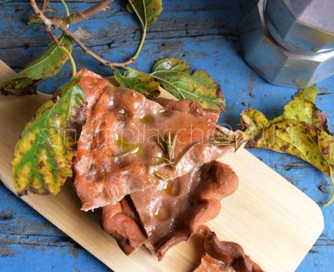 la schiacciata all'olio ma con la farina di castagne