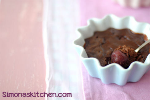 Budini di Ricotta, Cioccolato e Ciliegie Sciroppate - Dark Chocolate and Ricotta Cheese Pudding with Syrup Cherries