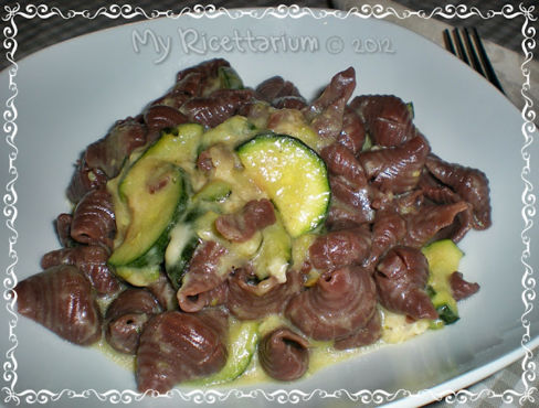 Conchiglie al cacao con zucchine, fontina e granella di mandorle