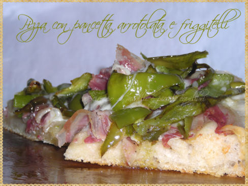 Pizza con pancetta arrotolata e friggitelli