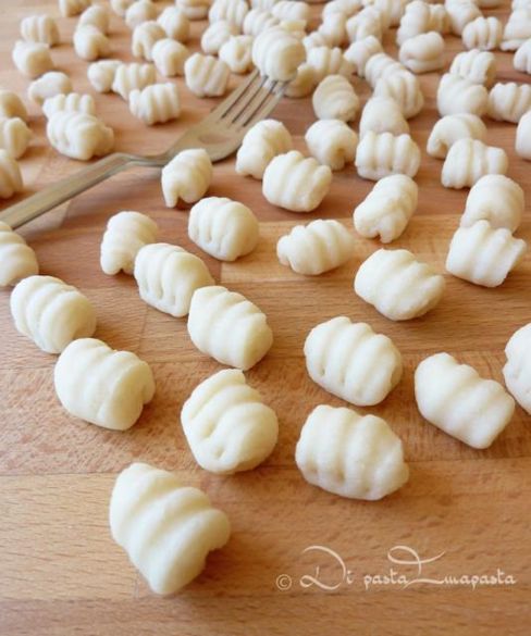 Gnocchi di farina e acqua con pesto mediterraneo