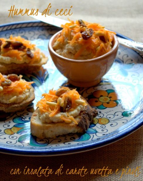 Hummus di ceci con insalata di carote, uvetta e pinoli