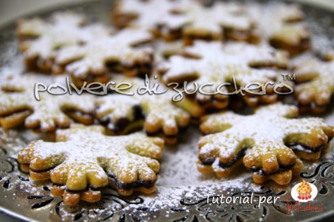 Tutorial biscotti frolla e glassa al cacao: fiocchi di neve golosi per  dolcidee.it