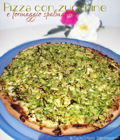 Pizza con zucchine e formaggio spalmabile