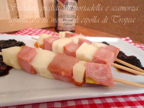 SPIEDINI GRIGLIATI DI MORTADELLA E SCAMORZA AFFUMICATA SU MOUSSE DI CIPOLLA DI TROPEA