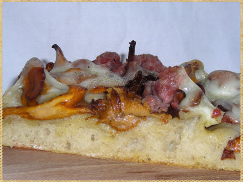 Pizza con finferli e salsiccia