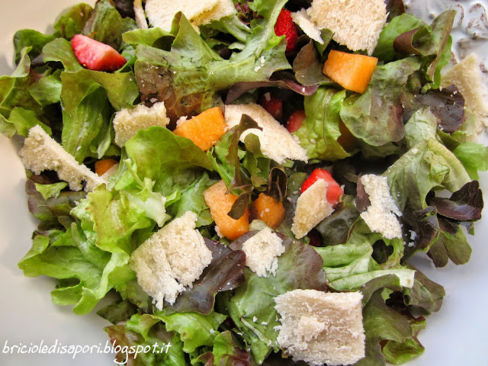 Insalata croccante con melone, fragole e scaglie di grana