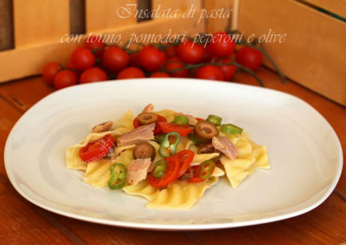 RICETTA INSALATA DI PASTA CON TONNO, POMODORI, PEPERONI E OLIVE