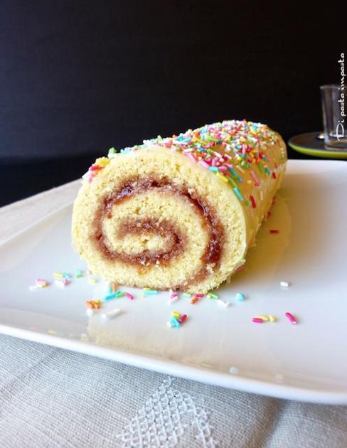 Rotolo con confettura di visciole e cioccolato bianco