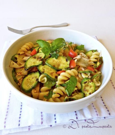 Insalata di pasta con verdure grigliate