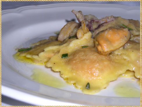 Ravioli ripieni di gamberetti, con crema di ceci, cozze e totani