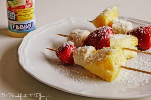 Spiedini di frutta al cocco / Coconut skewers with fruit