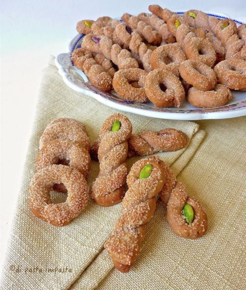 Torcetti e ciambelline al vino rosso