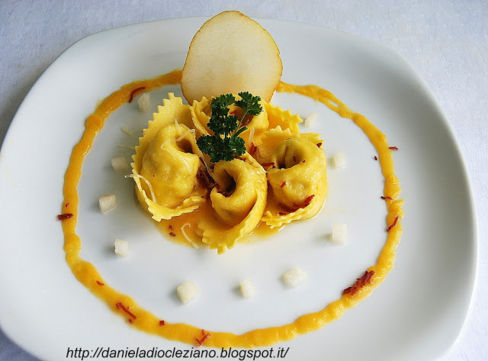 Tortelloni anatra e pere con crema di zucca.