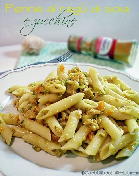 Penne al ragù di soia e zucchine