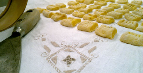 Gli gnocchi di mais al pesto griffato