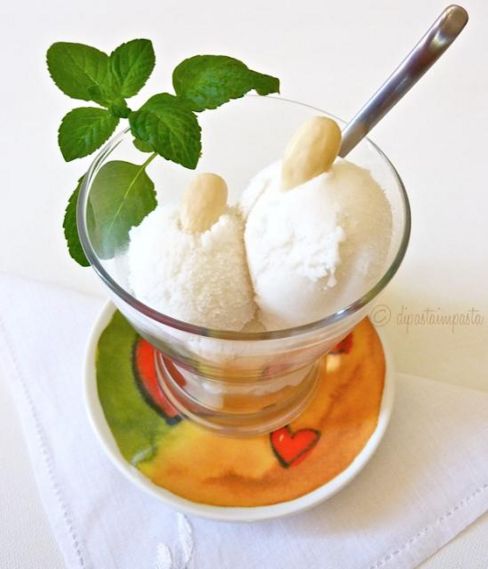 Sorbetto di latte di mandorla