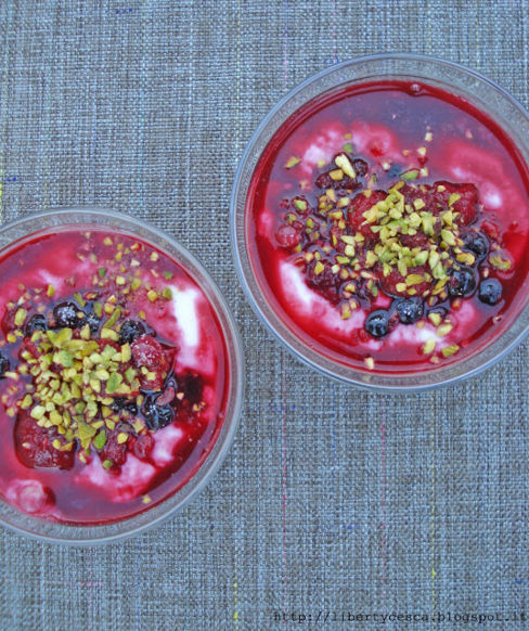 Coppette di yogurt magro, farro soffiato, frutti di bosco e granella di pistacchio / Small cups with low-fat yogurt, puffed spelt, wild fruits and chopped pistachio