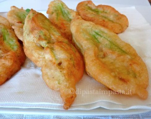 Fiori di zucca fritti ripieni alla romana
