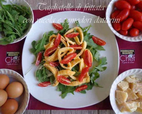 RICETTA TAGLIATELLE DI FRITTATA CON RUCOLA E POMODORI DATTERINI