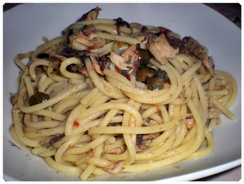 Spaghetti con filetto di sgombro, capperi e pesto di finocchietto selvatico