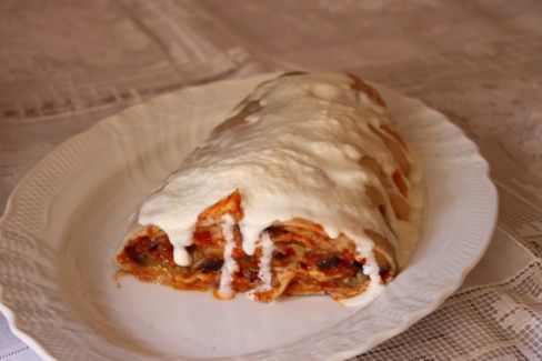 Strudel salato alla parmigiana con fonduta di mozzarella di bufala