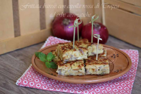 RICETTA FRITTATA BARESE CON CIPOLLA ROSSA ED ERBE AROMATICHE
