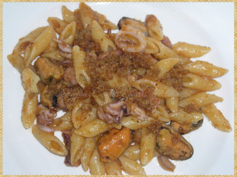 Mezze penne ai frutti di mare con pane croccante