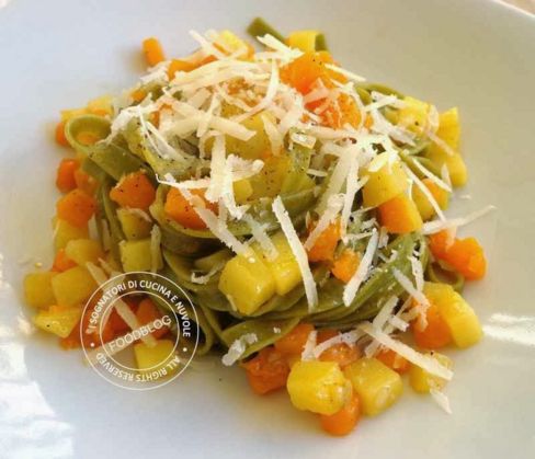 TAGLIATELLE VERDI CON DADOLATA DI ZUCCA E PATATE
