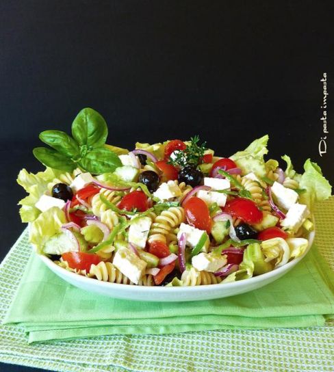 Insalata di pasta fredda alla greca