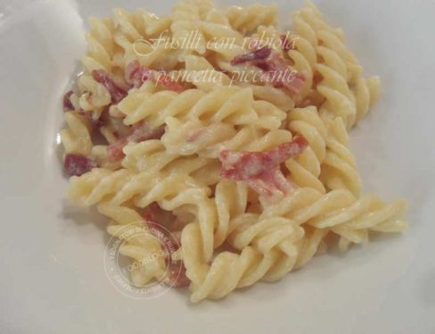 FUSILLI CON ROBIOLA E PANCETTA PICCANTE