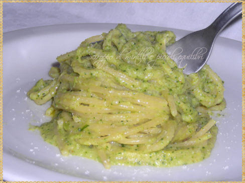Spaghetti con purea ai due broccoli