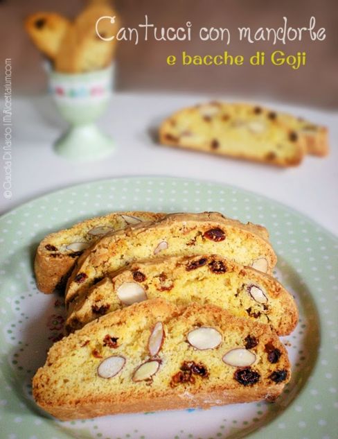 Cantucci con mandorle e bacche di Goji