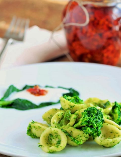 ORECCHIETTE CON BROCCOLETTI  SALSA AL PECORINO E BOMBA DI SOVERATO