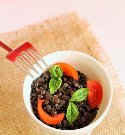 INSALATA DI LENTICCHIE (BELUGA)  CON POMODORINI AL BASILICO