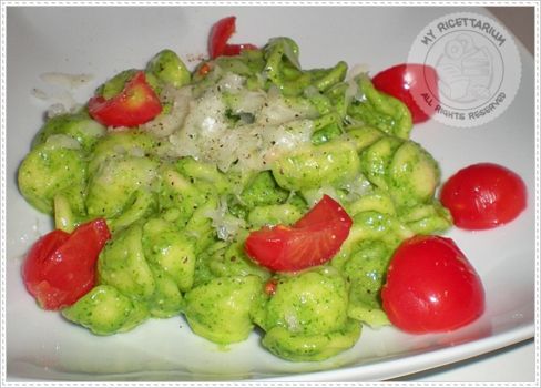 Orecchiette con pesto di rucola e provolone piccante