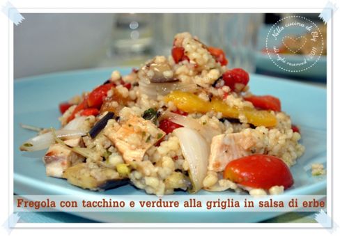 Fregola con tacchino e verdure alla griglia in salsa di erbe
