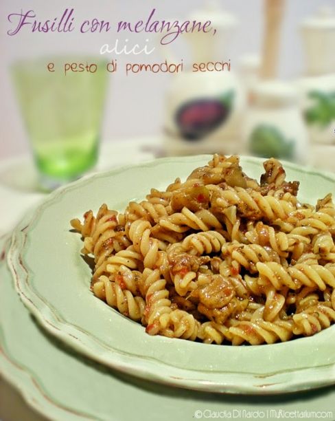 Fusilli con melanzane, alici e pesto di pomodori secchi