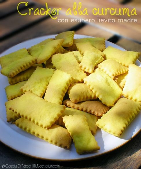 Cracker alla curcuma con esubero lievito madre