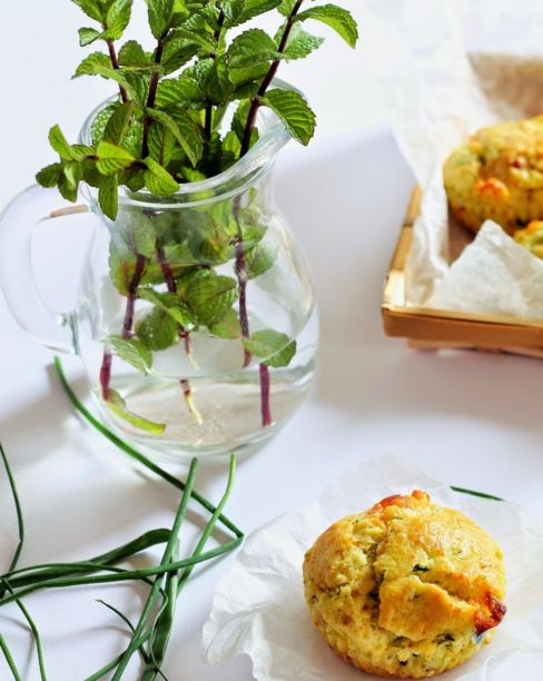 MUFFIN  ZUCCHINE MENTA E FORMAGGIO DI CAPRA CON QUENELLE DI RICOTTA E MENTA