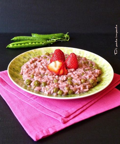 Risotto con fragole e piselli