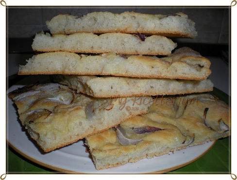 Focaccia con crema di carciofi e cipolle