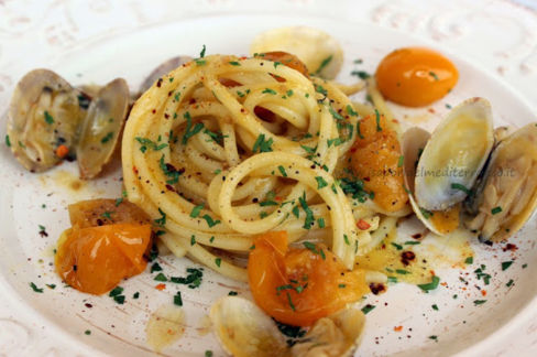 Spaghetti alle vongole veraci,#flashbang# con pomodorino giallo.