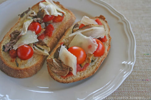 Bruschettine light con radicchio e pomodorini