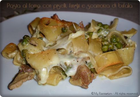 Pasta al forno con piselli, funghi e scamorza di bufala