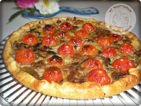 Torta rustica con funghi champignon, macinato e pomodorini