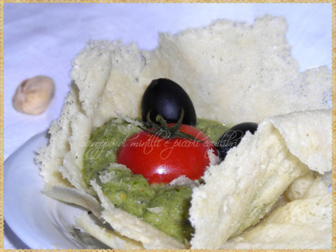 Cestini di parmigiano con salsa di rucola, tonno e pistacchi