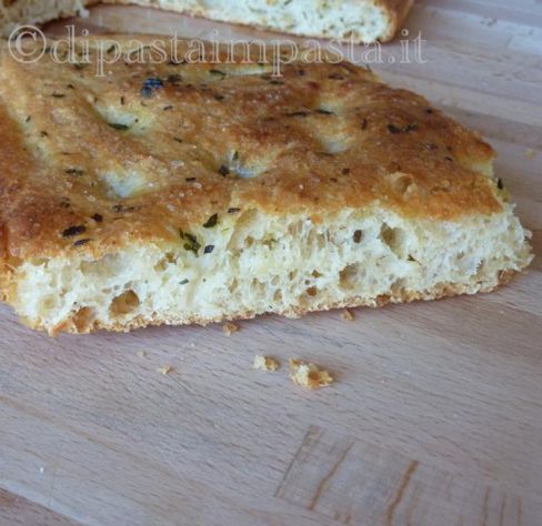 Focaccia e pizza alle tre farine con pesto e rosmarino