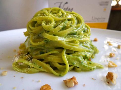 LINGUINE AL PESTO DI RUCOLA CON LE NOCI