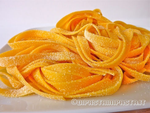 Tagliatelle con farina di ceci verza patate e pomodori secchi